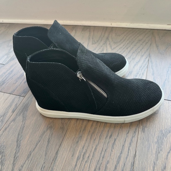 Madden Girl hidden wedge casual shoes. Like new worn 1-2 times only. Size 8.5 - Picture 1 of 3